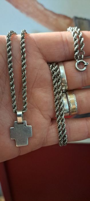 Cordão com pendente cruz  em prata.