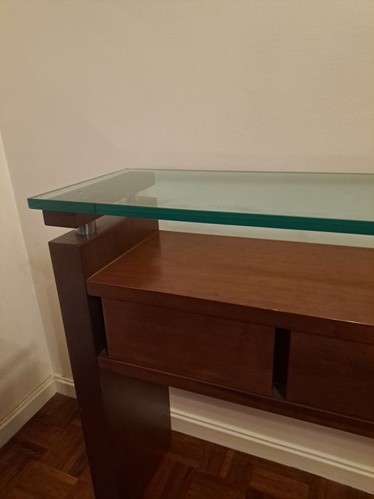 Móvel com 3 gavetas e tampo de vidro