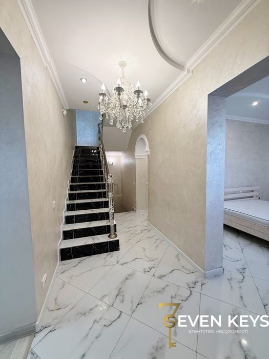 Продаж 2 поверхового будинку з гаражем і ділянкою на 10 соток, 218м²