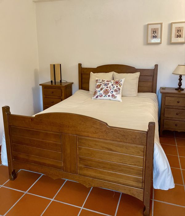 Cama de casal em madeira maciça + colchão 190x140cm - excelente estado