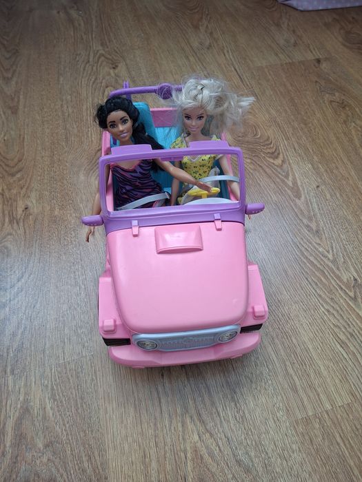 Zabawka samochód Barbie plus dwie lalki
