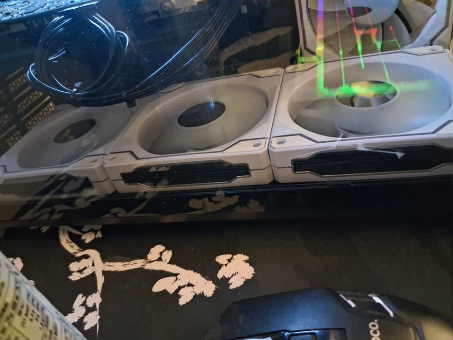 Só vendo as 6 ventoinhas brancas porque quero umas pretas para combinar com a minha caixa preta do PC. De resto, são brutais e têm um RGB incrível!