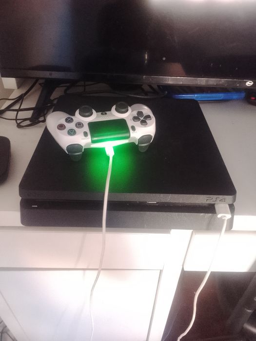 Vendo PS4  com dois jogos e só ler o anuncio