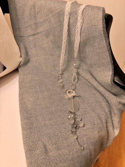 Colar novo em tons de branco e cinzento