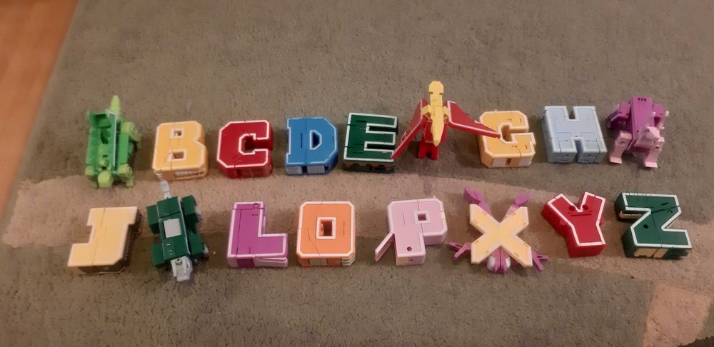 Sprzedam zestaw literek zmieniających się w dinozaury.