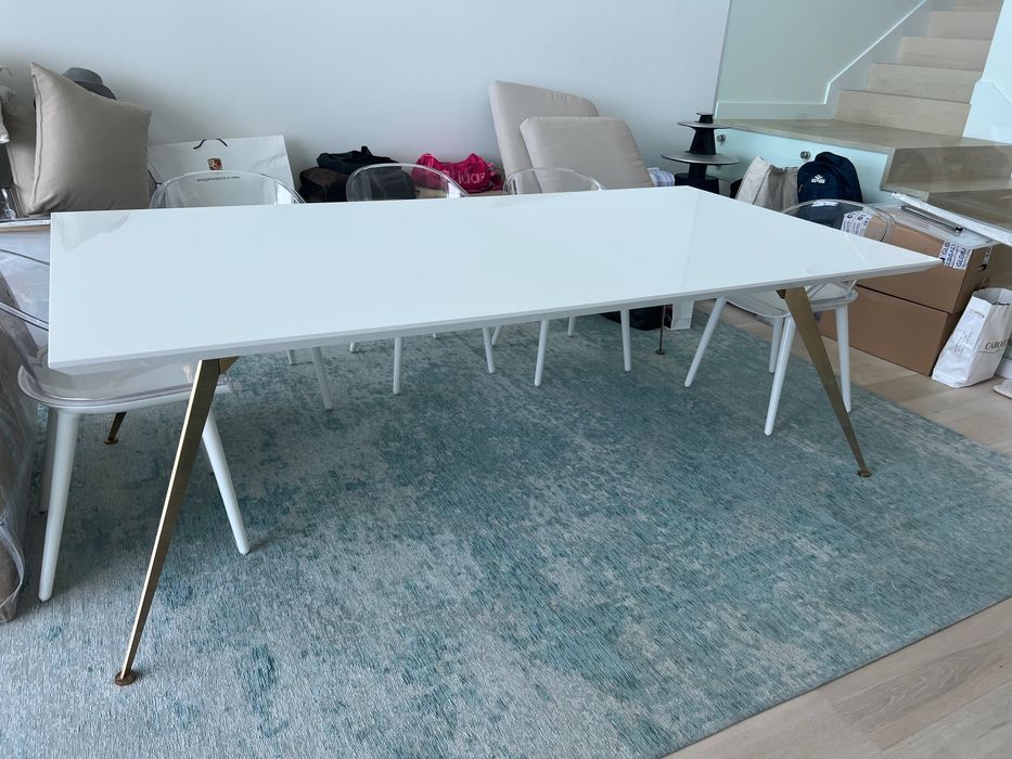 Mesa de sala de jantar moderna e quase nova