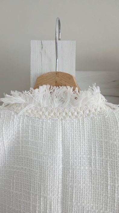 Biała kremowa marynarka z frędzlami guziki perły elegancka classic