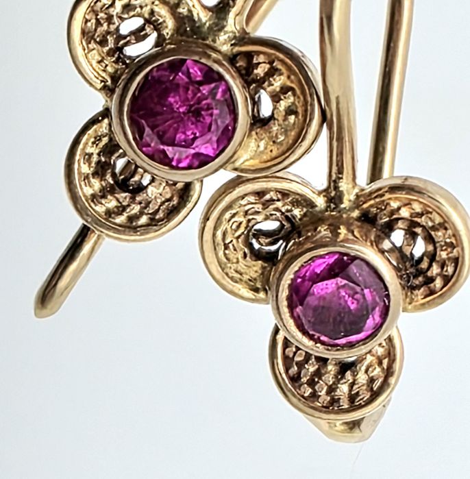 Złote kolczyki z rubinowym oczkiem