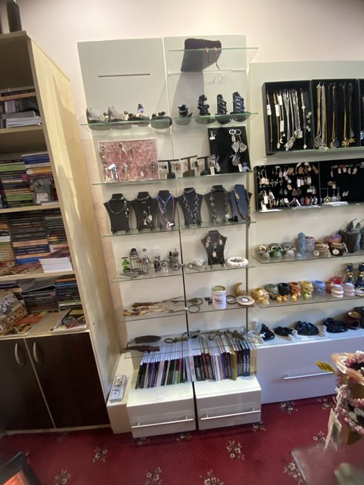 Стилажи белые , стекло