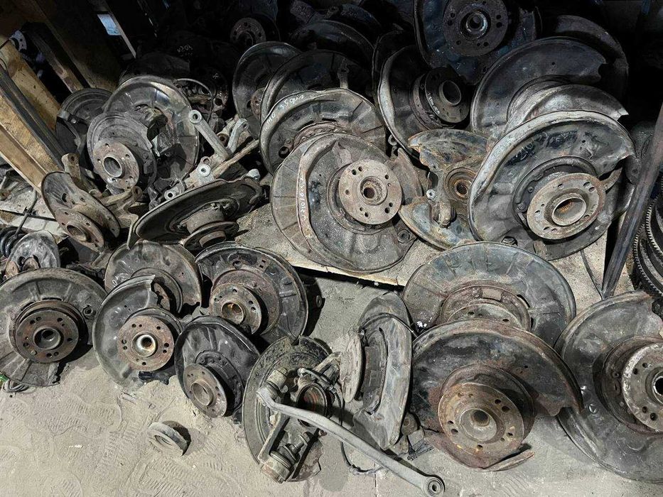 Передні та задні ступиці, кулаки, цапфи Mercedes Benz