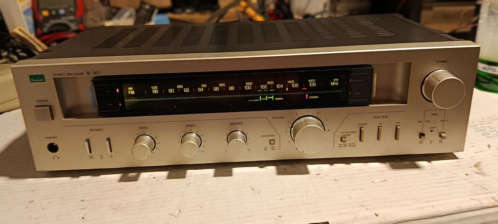 Amplituner stereo Sansui R-303.