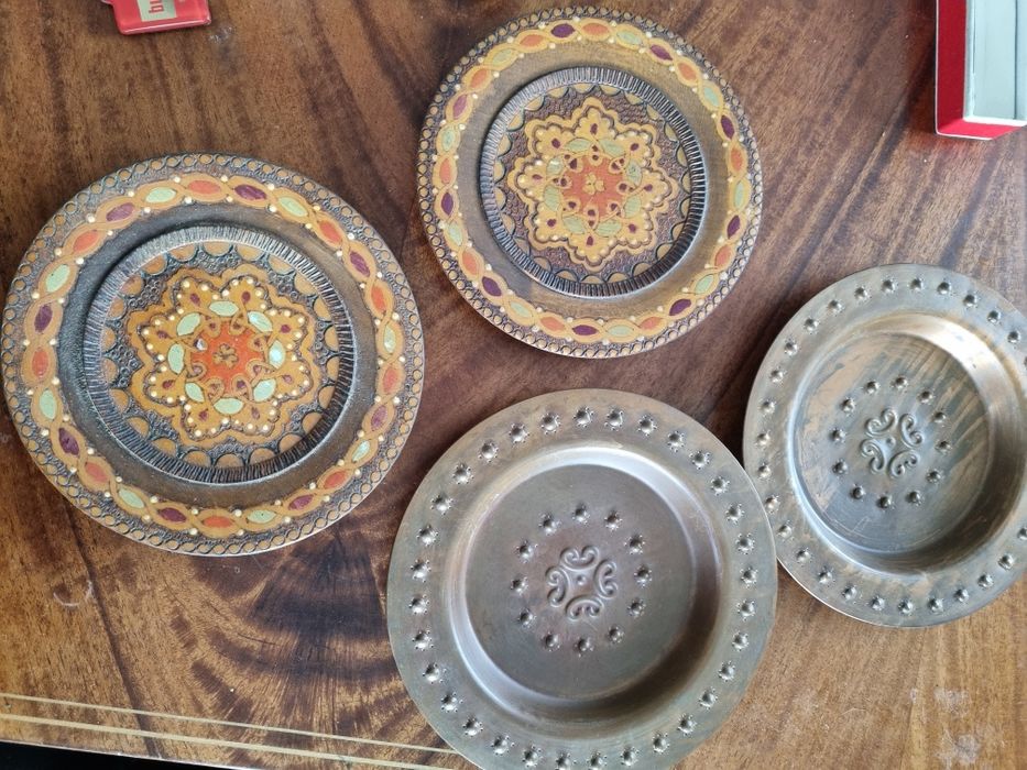 Dekoracyjne talerze do powieszenia 2 metalowe i 2 drewniane radzieckie