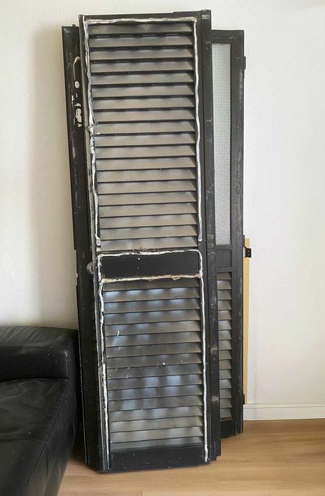Portas Metálicas com Vidro e Veneziana (200 cm) – Para Desocupar Urgente!