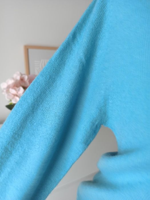 Elegancki turkusowy sweter dekolt V w serek v-neck wełniany M/38 puszy