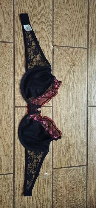 Czarny elegancki biustonosz KIK w r. 85 D