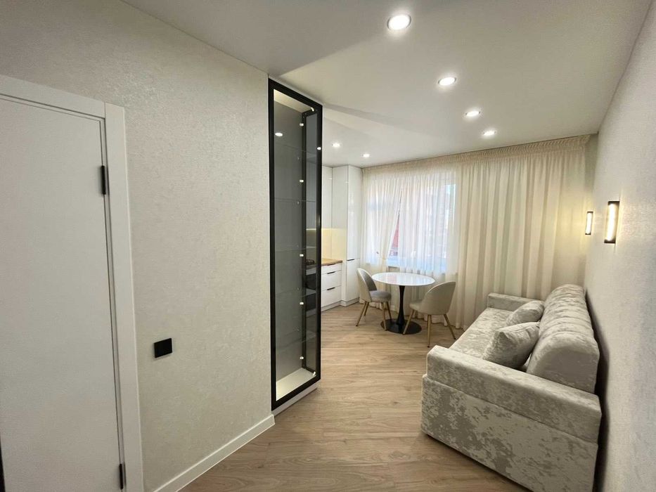 Неймовірно стильна квартира з гарним виглядом на парк мінімальне оформ