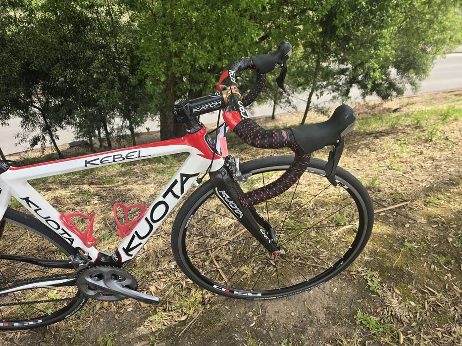 Bicicleta de estrada carbono s bem equipada