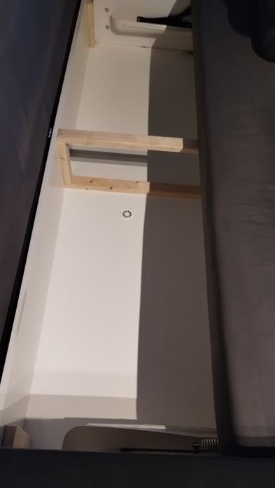 Oddam kanapę z dwiema pufami