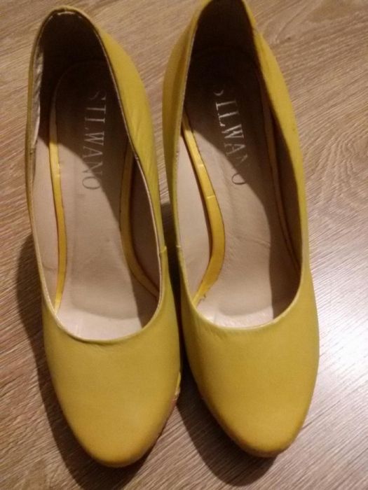 Skórzane koturny musztarda i brąz. Piękne.