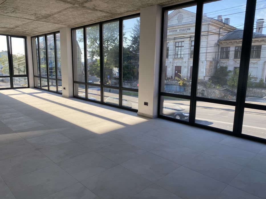 Оренда комерційного приміщення на Проспекті Степана Бандери 12А.