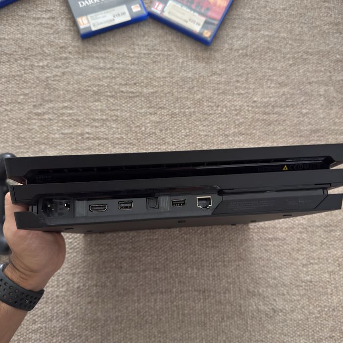 Vendo PS4 Pro 1TB com 3 jogos