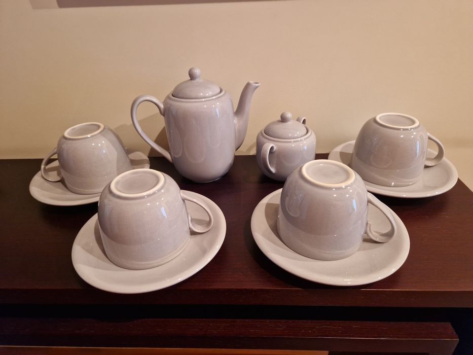 Serviço de chá "Vista Alegre" - 4 chávenas e pires, bule e açucareiro