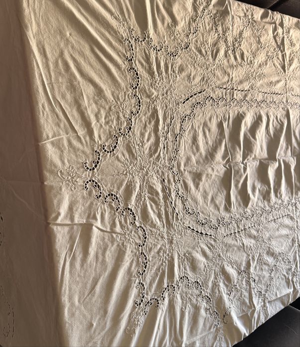 Toalha de Mesa Bordada em Algodão – 244 × 160 cm