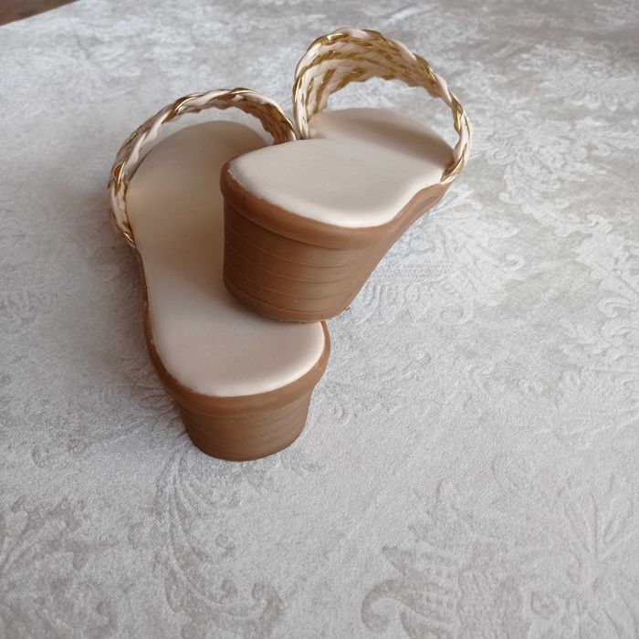 Klapki, pantofle domowe na koturnie złote