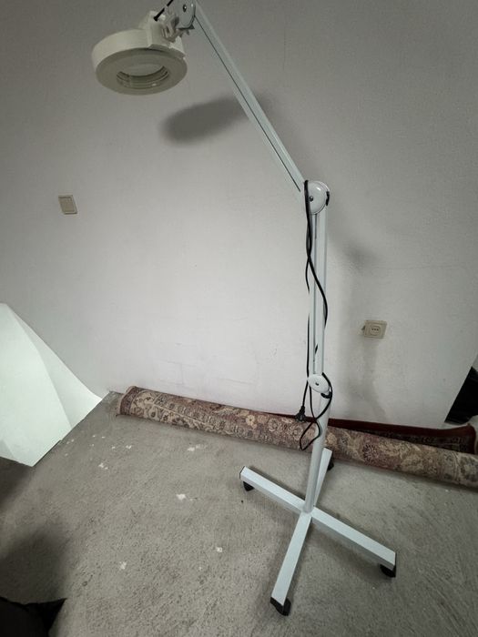 Luz e lupa para estetica