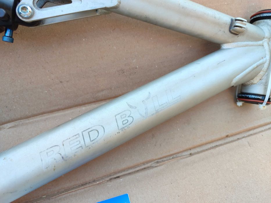 Rama MTB Full Red Bull Factory Roz.43cm Manitou Swinger