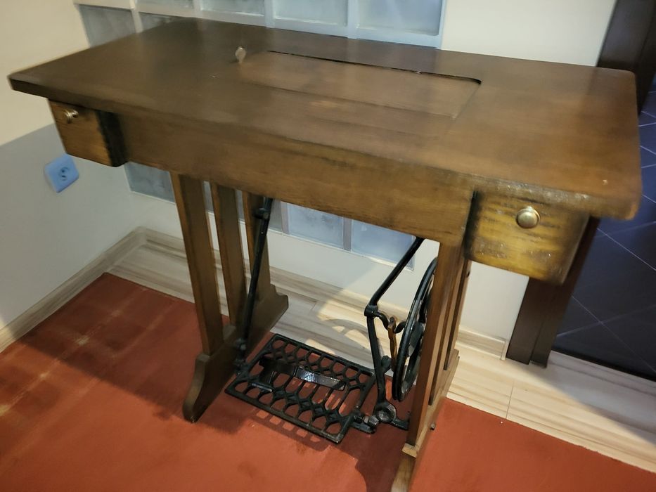 Stylowa maszyna ze stolikiem Pokój/Singer