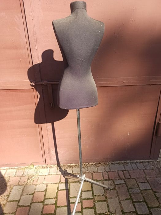 Жіночий манекен, манекени на хромованій нозі