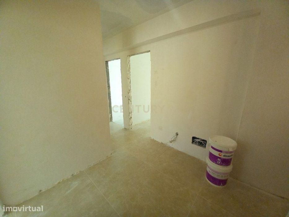 T2 Totalmente Remodelado no Carregado – Cozinha Equipada e Excelente A