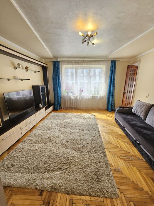 Квартира в продажі покращеного планування, в гарному жилому стані.