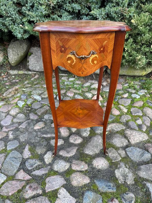 Intarsjowany stoliczek z XX wieku