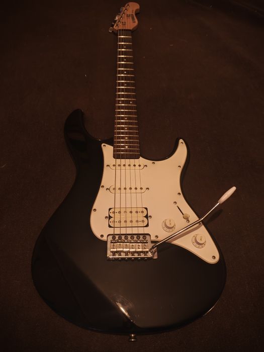 Guitarra Yamaha EG112