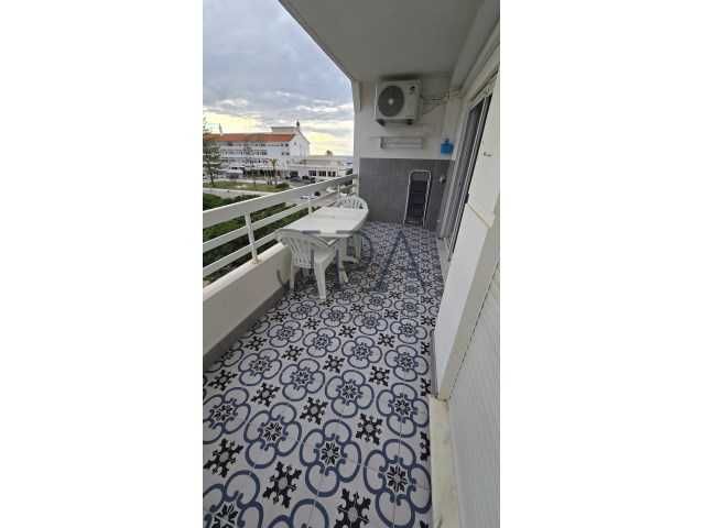 AF-T1-530-Monte Gordo com estacionamento exterior no parque .