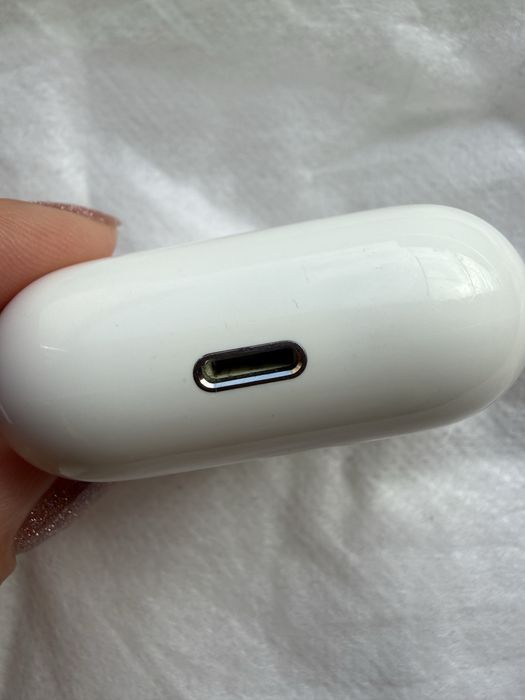 AirPods 2-го покоління.