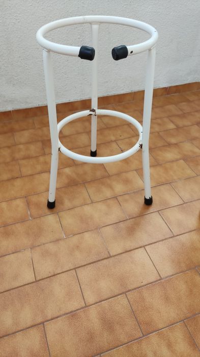 Suporte  em ferro  com bacio   alto hospitalar

- Composto em ferro para colocação de bacio alto com tampa;