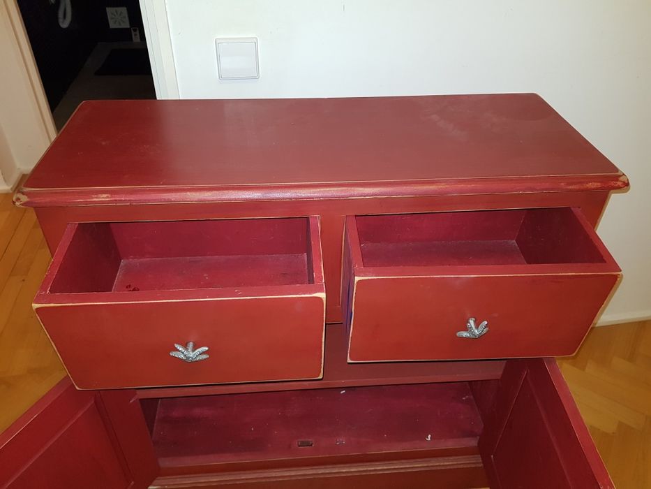 Móvel encarnado em pintura decapada