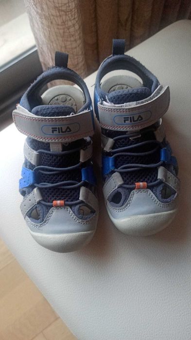 Sandálias Fila tam. 27 + oferta de sandálias + 1 par de ténis