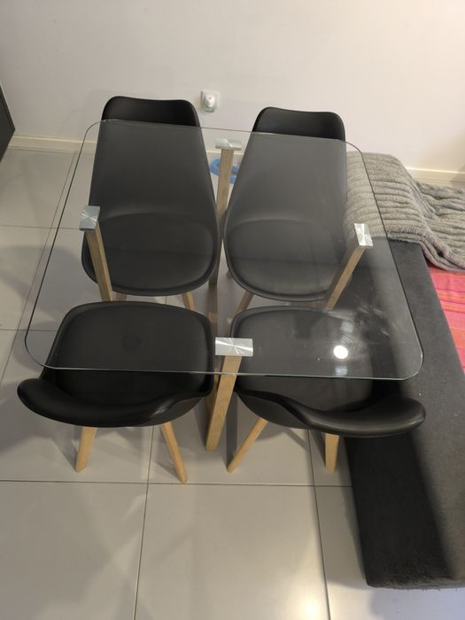 Mesa com 4 cadeiras