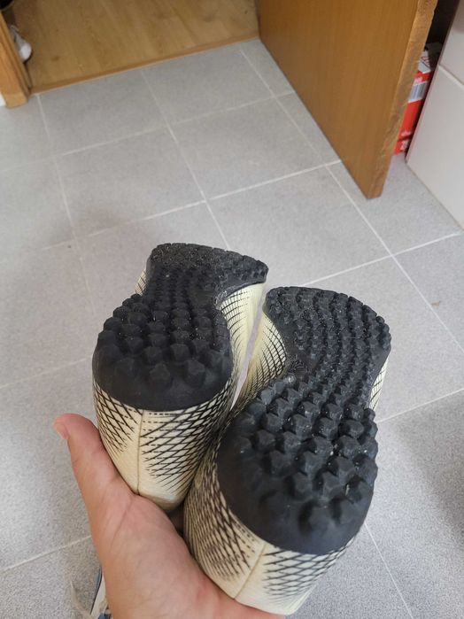 Chuteiras Adidas, numero 44, com pouco uso.