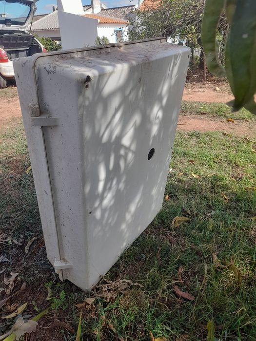 Caixa para quadro de obras com dijuntores e tomadas