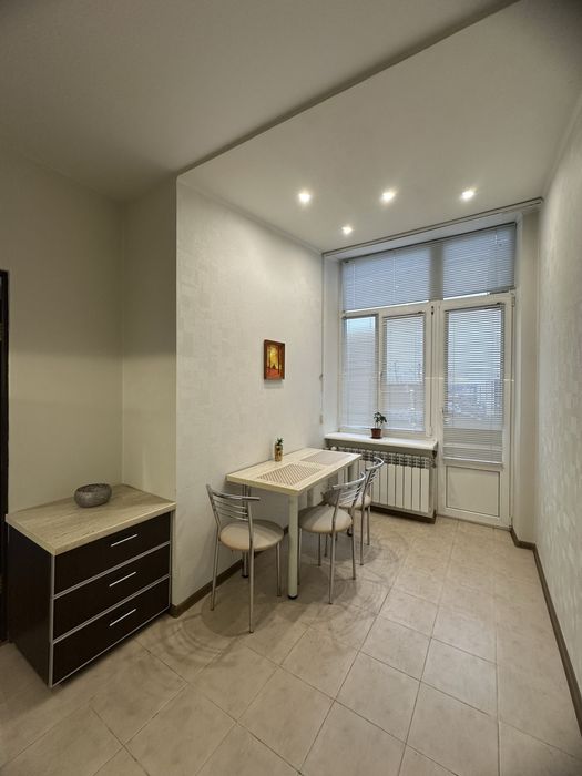 Подобово квартира, Центр, Площа Конституції, Історичний музей