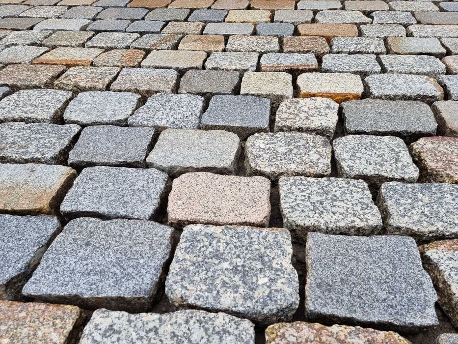Kostka granitowa cięta płomieniowana starobruk brukowiec kamień polny