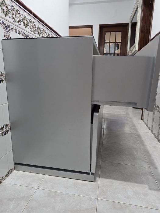 Comoda lacada prateada com vidro