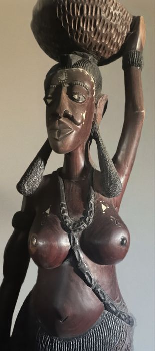 Esculturas africanas em madeira maciça