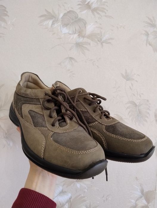 Шкіряне взуття ( кросівки)