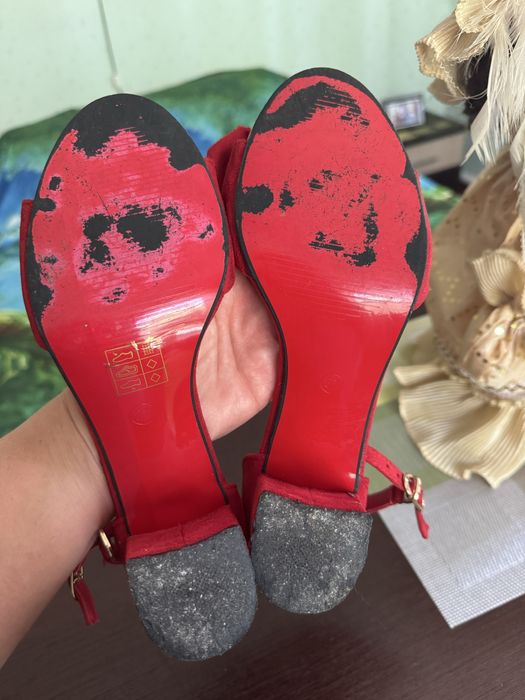 Продам босоніжки червоного кольору!